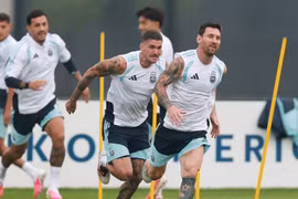 Messi cùng Argentina 'luyện công' dưới mưa, Tây Ban Nha hủy tập trước chung kết World Cup 