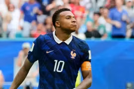 Mbappe lập cú đúp cho Pháp trong hiệp 2 (Ảnh: The Guardian)