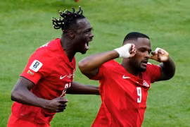 Chủ nhà Canada vất vả giành điểm số đầu tiên ở World Cup