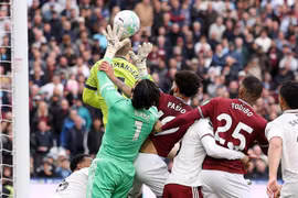 VAR phút bù giờ cứu Arsenal