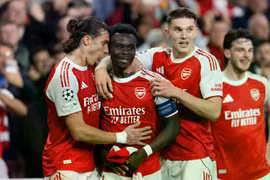 Arsenal vào chung kết Champions League sau 20 năm