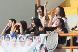 Những cổ động viên đáng yêu trên khán đài bóng đá học sinh Hà Nội