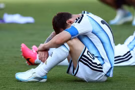 Sự thất vọng của Messi khi tiếng còi kết thúc trận đấu vang lên (Ảnh: Sun Sport)