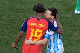 Khoảnh khắc đẹp nhất chung kết World Cup: Yamal an ủi đàn anh Messi