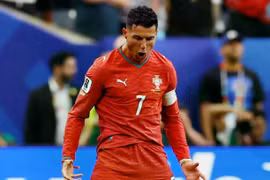 Ronaldo phá liền 2 kỷ lục World Cup của Messi