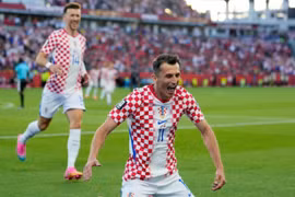 Thắng trận đầu tiên, Croatia sống lại hy vọng vào vòng 1/16