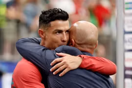 HLV Bồ Đào Nha nói điều khiến ai cũng phải suy nghĩ khi Ronaldo lập cú đúp