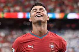 Vừa ghi cú đúp, Ronaldo đã ngầm hẹn Messi ở chung kết World Cup