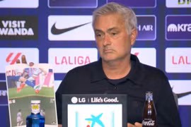 HLV Mourinho trưng ảnh ở họp báo, tố trọng tài bỏ qua 2 thẻ đỏ của Atletico