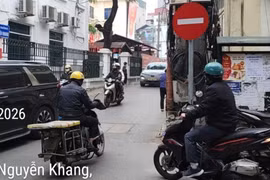 Nhiều người dân vô tư đi ngược chiều dưới biển cấm trên đường Nguyễn Khang