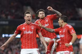 Nottingham thắng sát nút Aston Villa, mở cửa vào chung kết Europa League