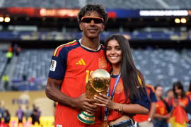 Bạn gái hơn 2 tuổi ngọt ngào chúc mừng Yamal vô địch World Cup