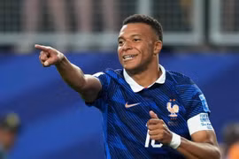 Mbappe lập cú đúp, Pháp tiễn đại diện châu Á về nước sớm