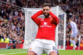 Old Trafford bùng nổ với hat-trick của Bruno Fernandes, MU thắng trận đầu mùa