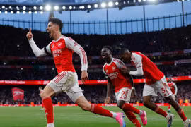 Arsenal chạm một tay vào cúp vô địch Ngoại hạng Anh sau 22 năm