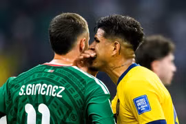 Cầu thủ thứ hai bị đuổi vì che miệng khi tranh cãi tại World Cup 2026