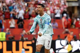 Ronaldo ghi bàn đưa Bồ Đào Nha vào gặp Tây Ban Nha