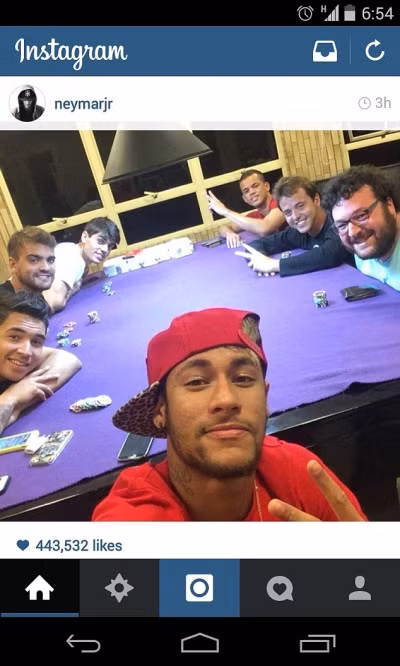 Không đá bóng, Neymar thành “thánh bài” ảnh 2