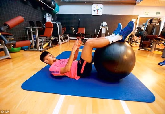 Mê mải Facebook và Instagram, Neymar lộ chuyện trốn tập ở Barca ảnh 2