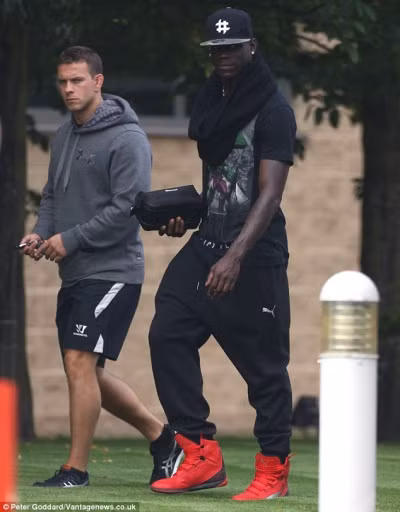 “Ngựa quen đường cũ”, Balotelli đòi “tẩn” trọng tài ảnh 4