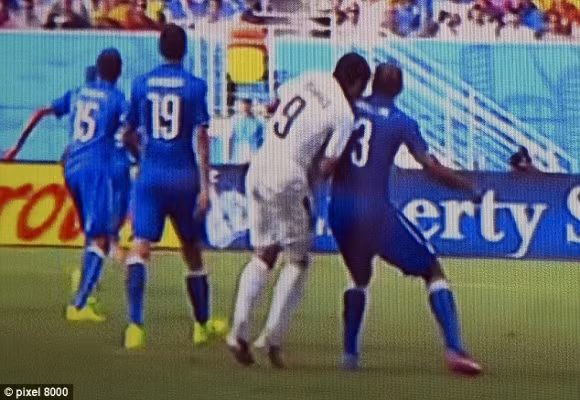 Marchisio nhận thẻ đỏ, 10 cầu thủ Italia “gục ngã” trước Uruguay ảnh 6