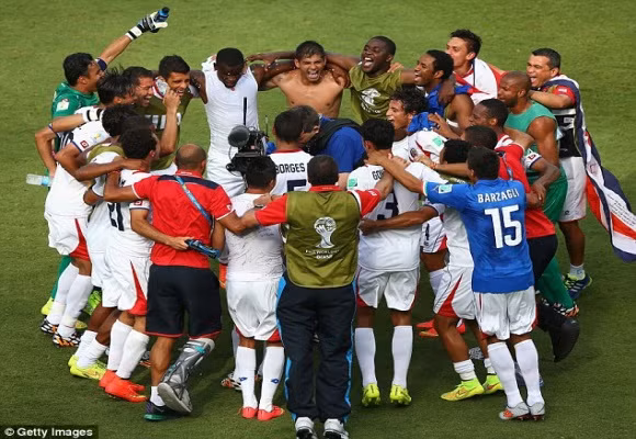 Gây địa chấn với thắng lợi trước Italia, Costa Rica tiễn Anh về nước ảnh 6