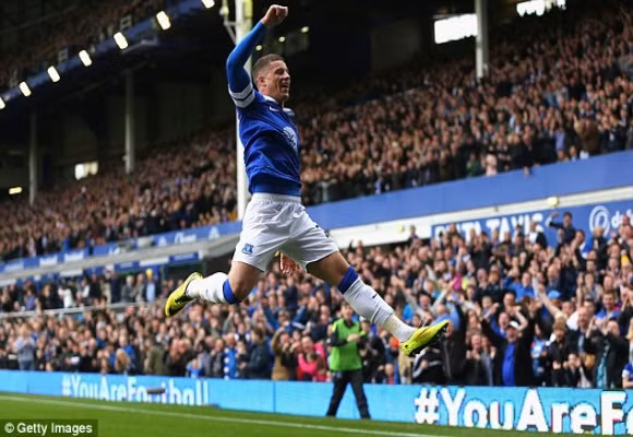 Ngược dòng đả bại Everton, Man City soán ngôi Liverpool ảnh 2