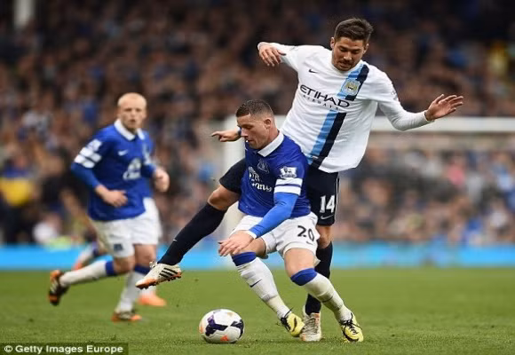 Ngược dòng đả bại Everton, Man City soán ngôi Liverpool ảnh 1