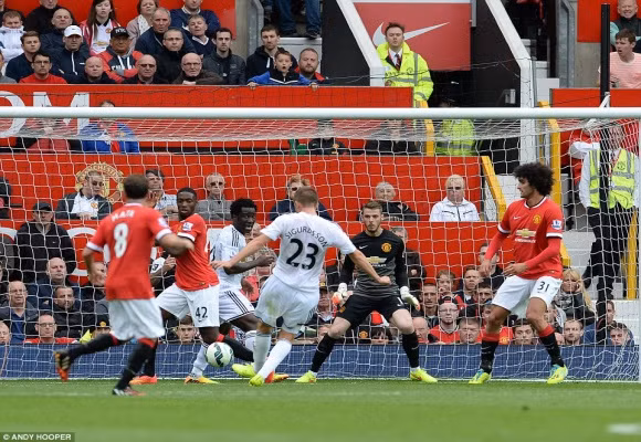 Louis van Gaal “méo xệch” mặt trong ngày mở màn thảm họa cùng M.U ảnh 5
