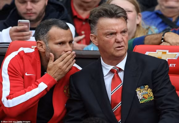 Louis van Gaal “méo xệch” mặt trong ngày mở màn thảm họa cùng M.U ảnh 3