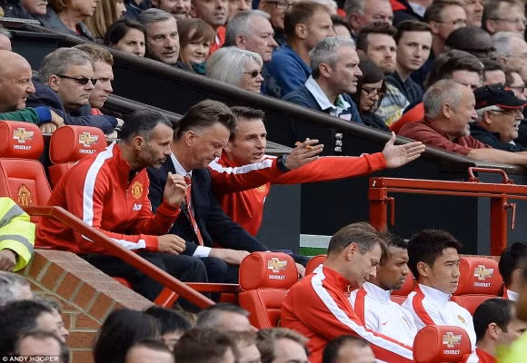 Louis van Gaal “méo xệch” mặt trong ngày mở màn thảm họa cùng M.U ảnh 7