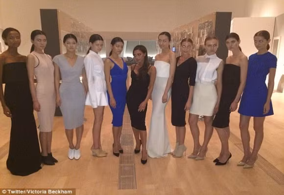 Mải mê hát, Victoria Beckham vô tình "khoe" vòng 1 căng tròn ảnh 6