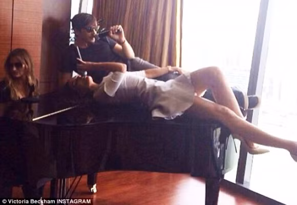 Mải mê hát, Victoria Beckham vô tình "khoe" vòng 1 căng tròn ảnh 4