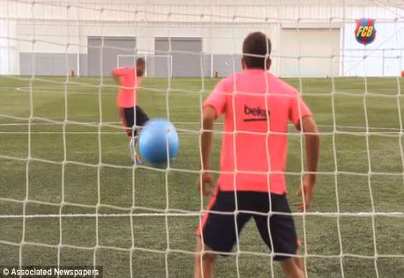 Cười “bể bụng” với clip sao Barca thi đá phạt đền bằng… bóng bay ảnh 1