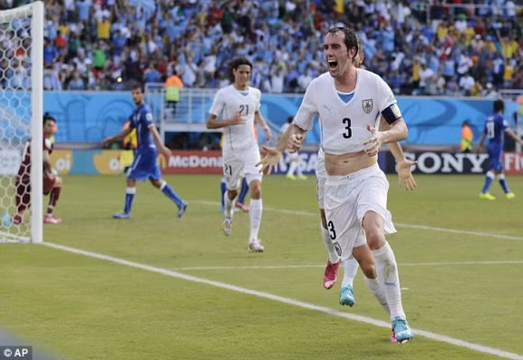 Marchisio nhận thẻ đỏ, 10 cầu thủ Italia “gục ngã” trước Uruguay ảnh 9