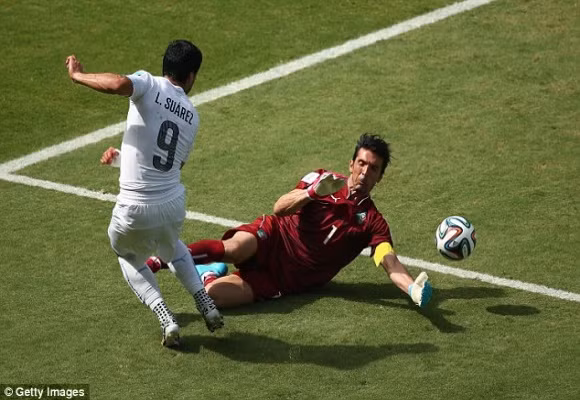 Marchisio nhận thẻ đỏ, 10 cầu thủ Italia “gục ngã” trước Uruguay ảnh 3
