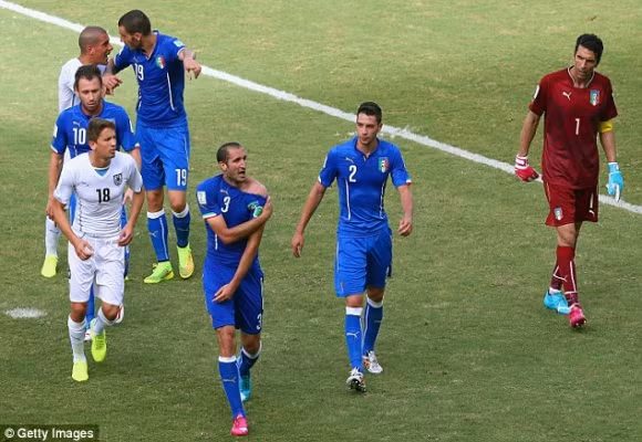 Marchisio nhận thẻ đỏ, 10 cầu thủ Italia “gục ngã” trước Uruguay ảnh 7