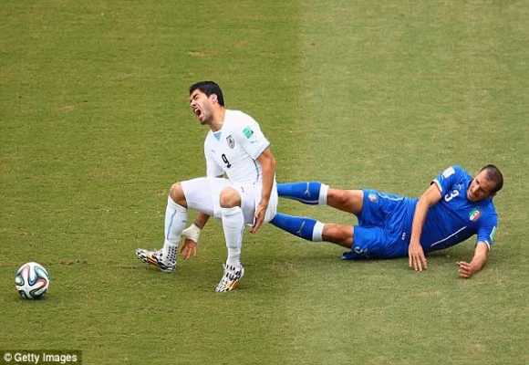 Marchisio nhận thẻ đỏ, 10 cầu thủ Italia “gục ngã” trước Uruguay ảnh 1