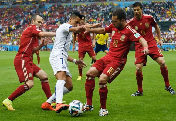 Địa chấn ở Maracana: Tây Ban Nha trở thành cựu vô địch thế giới ảnh 1