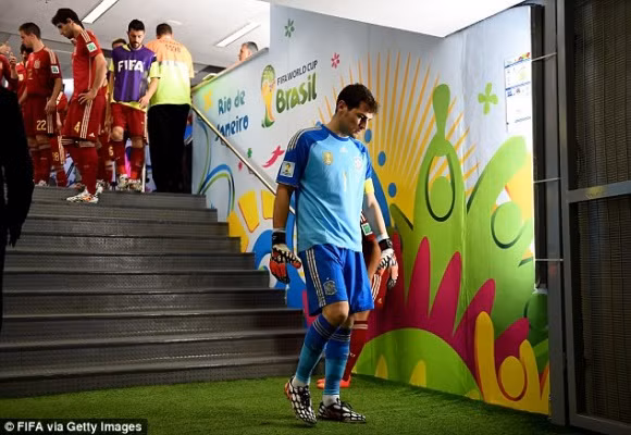 Địa chấn ở Maracana: Tây Ban Nha trở thành cựu vô địch thế giới ảnh 10
