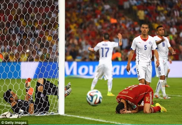 Địa chấn ở Maracana: Tây Ban Nha trở thành cựu vô địch thế giới ảnh 6