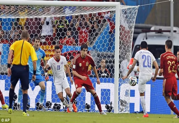 Địa chấn ở Maracana: Tây Ban Nha trở thành cựu vô địch thế giới ảnh 4