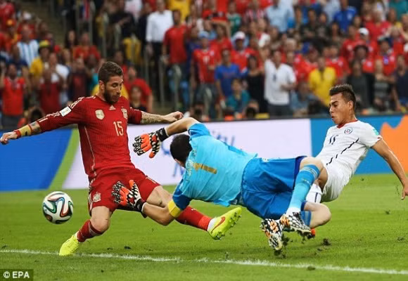 Địa chấn ở Maracana: Tây Ban Nha trở thành cựu vô địch thế giới ảnh 2