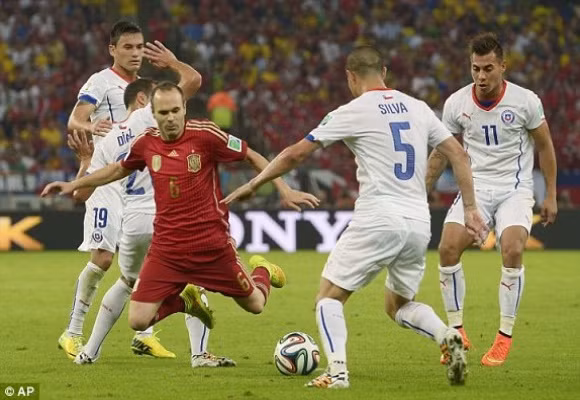 Địa chấn ở Maracana: Tây Ban Nha trở thành cựu vô địch thế giới ảnh 5