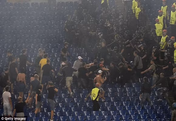 Thảm bại ở Roma, hooligan Nga lao vào “tẩn” các tifosi trên khán đài ảnh 2