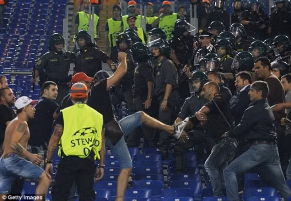 Thảm bại ở Roma, hooligan Nga lao vào “tẩn” các tifosi trên khán đài ảnh 4