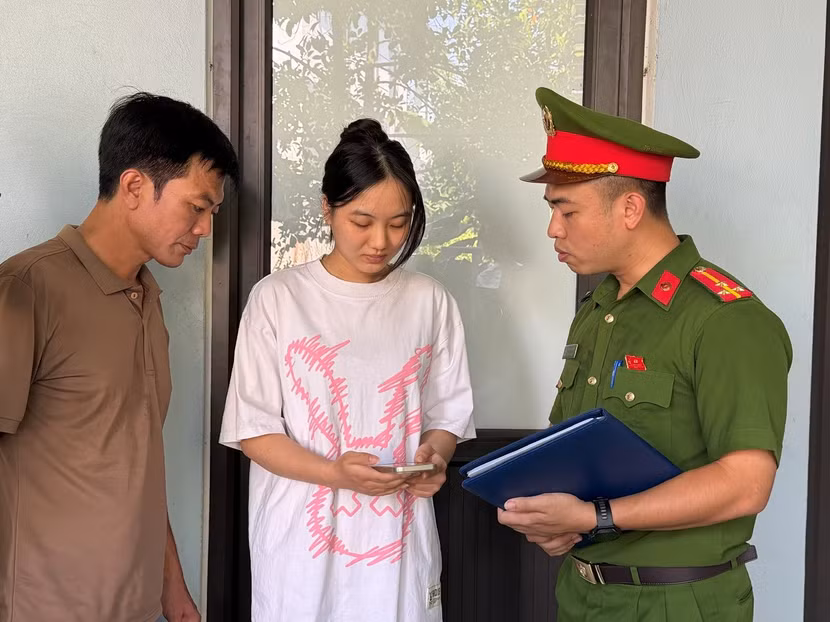 Công an xã Hạ Bằng phối hợp cùng Chủ nhà trọ tăng cường hướng dẫn công dân làm thủ tục đăng ký tạm trú trên Cổng dịch vụ công Bộ Công an
