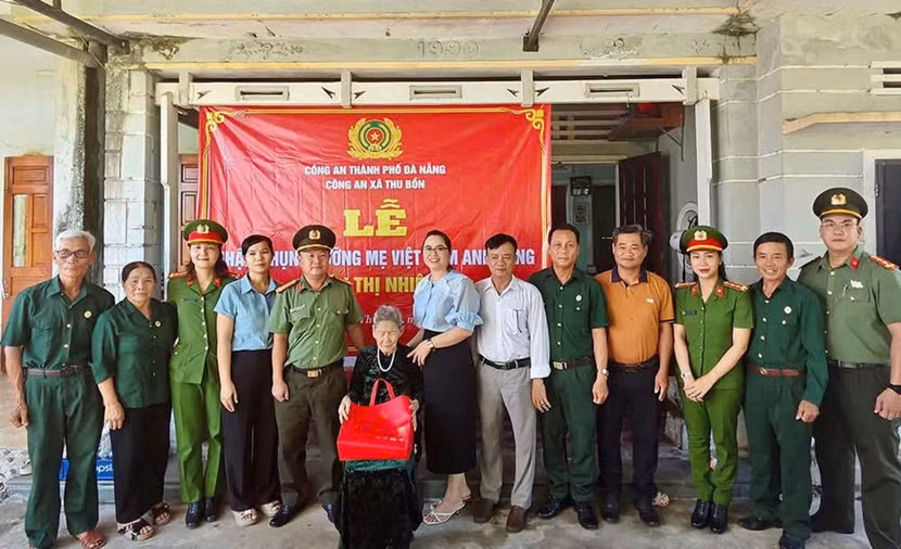 Công an xã Thu Bồn phụng dưỡng suốt đời Mẹ Việt Nam anh hùng Văn Thị Nhiên.