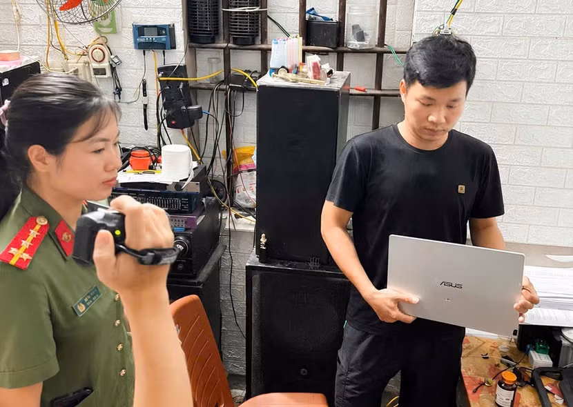 Khám xét nơi ở của đối tượng Nguyễn Văn Quỳnh.