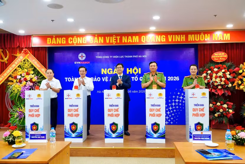 Các đồng chí lãnh đạo thực hiện nghi thức phát động triển khai Quy chế phối hợp số 05/QCPH-CATP-EVNHANOI giữa Công an thành phố Hà Nội và Tổng công ty Điện lực thành phố Hà Nội.
